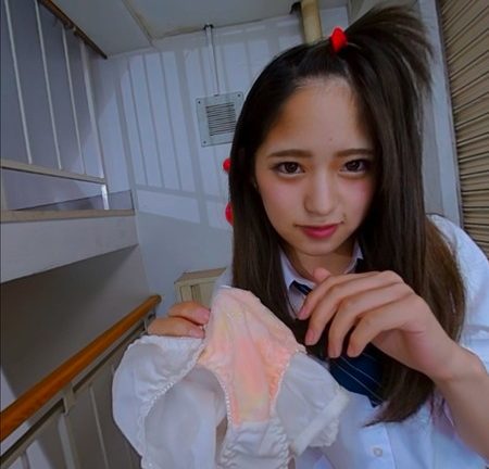 パンツを掲げるみつきちゃん